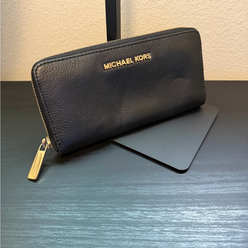 🔥SALE🔥Michael Kors Black Leather Wallet with Gold Zipper